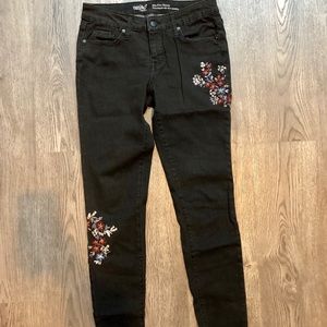 Skinny jeans with floral embroidery
